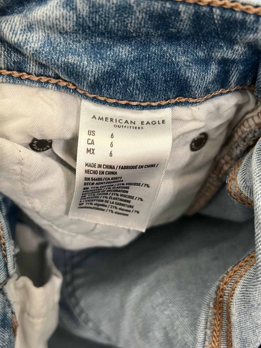 American Eagle Outfitters Light Wash Ripped Denim Shorts - Picture 4 of 4